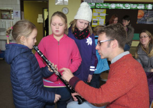 Thorsten Floth zeigte den Kindern, wie man eine Klarinette bedient. Foto Scheffler 