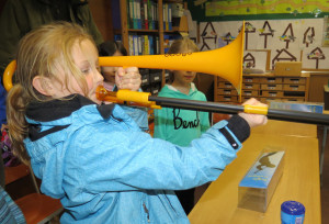 Neben Tuba, Tenorhorn, Schlagzeug, Posaune, Trompete, Horn und Flöte konnten die Kinder auch das Saxophon testen. Foto Scheffler