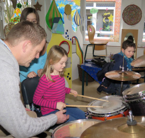 Uli Schmeing zeigte den Kindern, wie man das Schlagzeug bedient. RP-Foto Scheffler. 