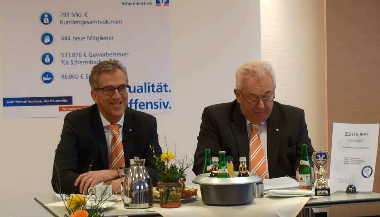 Jahresbilanz der Volksbank Schermbeck - Rainer Schwarz (li.) und Wilhelm Köster zeigen sich zufrieden