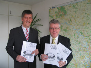 Bürgermeister Ernst-Christoph Grüter (l.) war im Jahre 2005 sehr beeindruckt von dem Engagement Klaus Roths (r.) , als dieser den ersten Seniorenberater der Gemeinde Schermbech herausgab. Archivfoto Scheffler