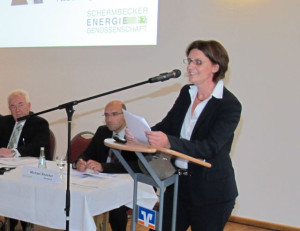 Petra Menting und Michael Redeker (v.r.) berichten über ein positives Geschäftsjahr der Schermbecker Energiegenossenschaft. Foto Scheffler