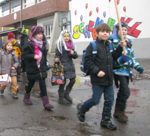 Auch im Jahre 2013 vertrieben Jungen und Mädchen der Gemeinschaftsgrundschule den Winter. Archivfoto: Helmut Scheffler