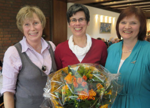 Nach 16-jähriger Vorstandsarbeit wurde die Beisitzerin Wilma Externbrink (Mitte) von der Vorsitzenden Hildegard Neuenhoff (r.) und der stellvertretenden Vorsitzenden Doris Groß-Fengels (l.) verabschiedet. Foto Scheffler