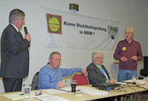 Bürgermeister Ernst-Christoph Grüter nahm mit den BI-Vertretern Werner Bischoff, Willi Pohl und Uwe Gellrich (v.l.) am Podium Platz. Foto: Helmut Scheffler