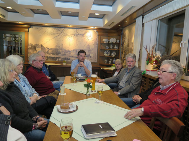Der Bürgermeisterkandidat Klaus Roth (r.) sprach vor Beginn der Jahreshauptversammlung mit Vertretern von Bündnis 90/Die Grünen. Foto: Helmut Scheffler