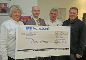 Stephan Proff (2.v.l.) überreichte einen Scheck über 12 000 Euro an die Vertreter der GAGU-Zwergenhilfe: Gudrun Gerwien (l.), Günther Beck und Dieter Schmitt (v.r.). Foto Scheffler