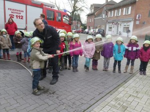 Hauptbrandmeister Frank Schumann zeigte den Kindern anhand einer kleinen Wasserspritze, wie im Einsatzfall ein Brand bekämpft wird. Foto Scheffler
