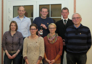 Langjährige Mitglieder der Schießgruppe Altschermbeck wurden in der Gaststätte Nappenfeld vom Vorsitzenden Heiner Große-Gehling (hinten rechts) geehrt: Claudia Teske, Melanie Aldenhoff, Eva Aehling, Ludger Hüttemann (vorne v.l.), Dirk Baumeister und Thorsten Schlebusch (hinten von links). Foto Scheffler