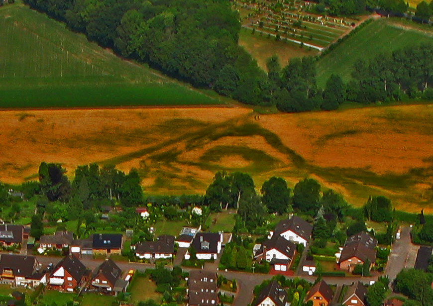Das Luftbild vom 22. Juni 2010 in einer noch stärkeren Verfremdung. Blick von Ost nach West. Luftbild: Helmut Scheffler