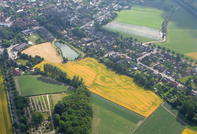 Das Luftbild vom 22. Juni 2010 zeigt auffällige Strukturen im Baugebiet am Mühlenbach. Das in zwei Lokalzeitungen im Sommer 2010 veröffentlichte Foto wurde offensichtlich im Planungsverfahren ebenso nicht beachtet wie ein Luftbild aus dem Jahre 1929.