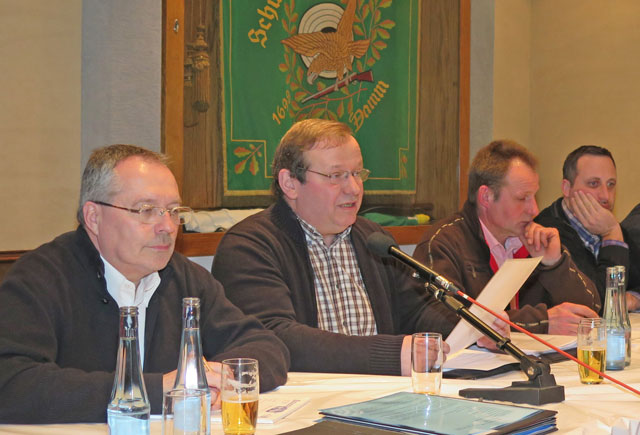 Unter Leitung des Präsidenten Heinz-Wilhelm Schult (2.v.l.) trafen sich 46 Dammer Schützen zur Frühjahrsversammlung im Schützenhaus. Foto Scheffler