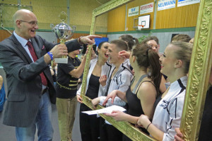 Ralph Brodel stiftete den erfolgreichen Tänzern Pokale. Foto Scheffler