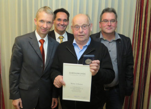 Dr. Gerhard Papke und der stellvertretende FDP-Vorsitzende Thomas M. Heiske gratulierten Heinz Schwiese ebenso wie der FDP-Vorsitzende Bernd Kleinsteinberg (v.l.). Foto Scheffler
