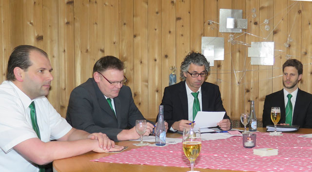Die Vorstandsmitglieder Thorsten Buchholz, Gregor Zens und Andreas Hülsdünker (v.r.) trugen die üblichen Vorstandsberichte vor. Foto Scheffler
