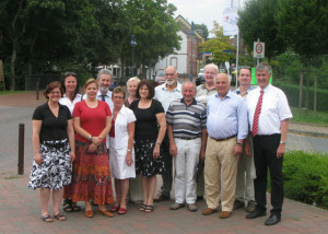 Ein Bild aus der Anfangszeit. Am 20. August 2009 wurden die Nachbarschaftsbetreuer (heute Nachbarschaftsberater) von Bürgermeister Grüter vorgestellt. Foto Helmut Scheffler