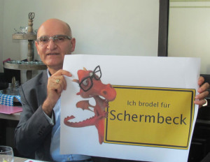 Der SPD-Bürgermeisterkandidat Ralph Brodel hat einen Drachen als Werbepartner gewonnen. Klaus Wasmuth möchte gerne die Bedeutung des Brillen tragenden Drachens erfahren. Foto Scheffler