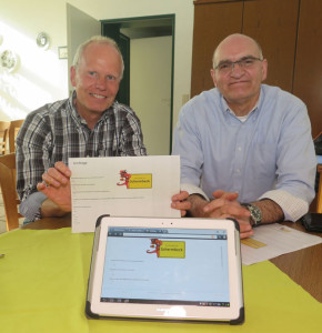 SPD-Vorsitzender Jörg Juppien und Bürgermeisterkandidat Ralph Brodel (v.l.) stellten am Montagabend die Fragebogenaktion der SPD vor. Foto Scheffler