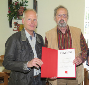 SPD-Vorsitzender Jörg Juppien (l.) übereichte Carsten Henning (r.) eine Urkunde, eine Ehrennadel und ein Geschenk für dessen 50-jährige Zugehörigkeit zur SPD. Foto Scheffler