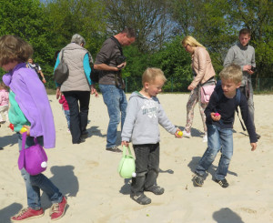 Im Sand des Beachvolleyballfeldes suchten die Kinder nach farbigen Plastikeiern. Foto Scheffler