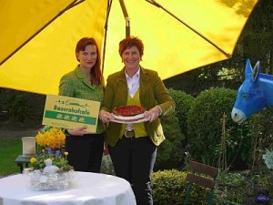 Landhaus-Cafe Selders; von links: Eva Klabecki-Wernicke (EntwicklungsAgentur Wirtschaft des Kreises Wesel), Elisabeth Selders