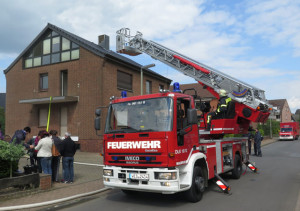 Um zwei eingeschlossene Bewohner des Hauses am Bösenberg zu retten, wurde die Drehleiter der Freiwilligen Feuerwehr Schermbeck benötigt. Foto Scheffler