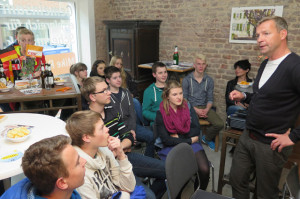 CDU-Bürgermeisterkandidat Mike Rexforth sprach mit Schermbecker Jugendlichen über Möglichkeiten der politischen Mitwirkung. Foto Scheffler