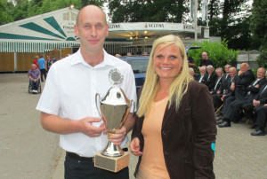 Michael Haese gewann beim ersten Familientag den Pokal der Verbands-Sparkasse Wesel. Sonja Kanzenbach überreichte beim Schützenfest den Pokal. Archivfoto Scheffler