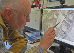 Klaus Wasmuth entdeckte auf einer alten Karte die ringförmige Anlage der Motte. Foto: Scheffler