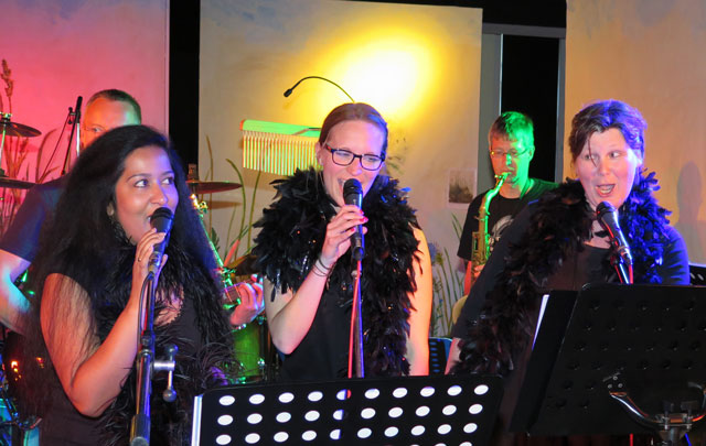 Beim Konzert der „Schermbeck Allstars“ traten die drei Sängerinnen Jaisy Manthuruthli, Karo Sachs und Rita Kersting (v.l.) erstmals gemeinsam auf. Foto Scheffler
