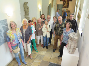 Diese Künstlergruppe gestaltet die dreizehnte Ausstellung „Kunst im Kreuzgang“, die am Sonntag in der Marienthaler Klosterkirche eröffnet wird. Foto Scheffler