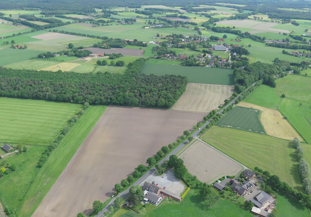 Vom Landhaus Wortelkamp (im Vordergrund) in Richtung Elsenberg. Luftbild: Helmut Scheffler