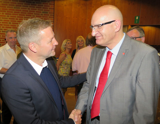 Ralph Brodel (SPD, rechts) gratuliert dem designierten Bürgermeister Mike Rexforth (CDU, links). Foto: Helmut Scheffler