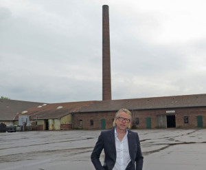 Stephan Stender ist bereit, die Verladung (Gebäude im Hintergrund) der ehemaligen Ziegelei Idunhall und die etwa 9000 Quadratmeter große Fläche davor für den Bau eines Biomasse-Heizkraftwerkes zur Verfügung zu stellen. Foto Scheffler