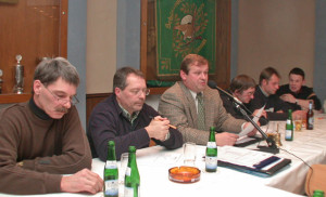 Halbzeit für Schriftführer Richard Jöhren (2.v.l.) im Jahre 2003. Foto Scheffler