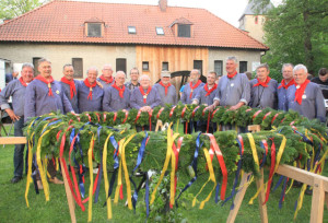 Die Rentnertruppe des Heimatvereins band den Gahlener Maikranz auf der Wiese vor der Dorfmühle. Foto: Hans Kutscher