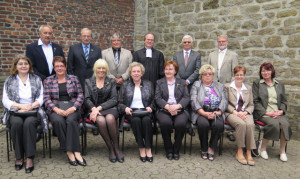Mit Pfarrer Christian Hilbricht (hinten, 3.v.r.) feierten die Konfirmanden des Jahres 1964 in der Gahlener Dorfkirche das Fest ihrer Goldkonfirmation. Foto Scheffler