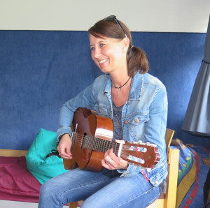 Erzieherin Jenny Flade begleitete mit Gitarrenklängen den Gesang der Erzieherinnen. Foto Scheffler
