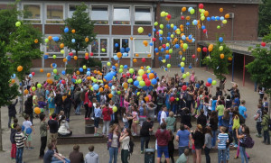 Jungen und Mädchen der Schermbecker Gesamtschule beteiligten sich gestern mit einer Luftballonaktion am Welt-Nichtrauchertag, der von der Weltgesundheitsorganisation (WHO) 1993 ins Leben gerufen wurde. Foto Scheffler  
