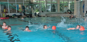 Unter Leitung ihres Trainers Stefan Gericke stellten sich die jugendlichen Wasserballer den Besuchern vor. Foto Scheffler