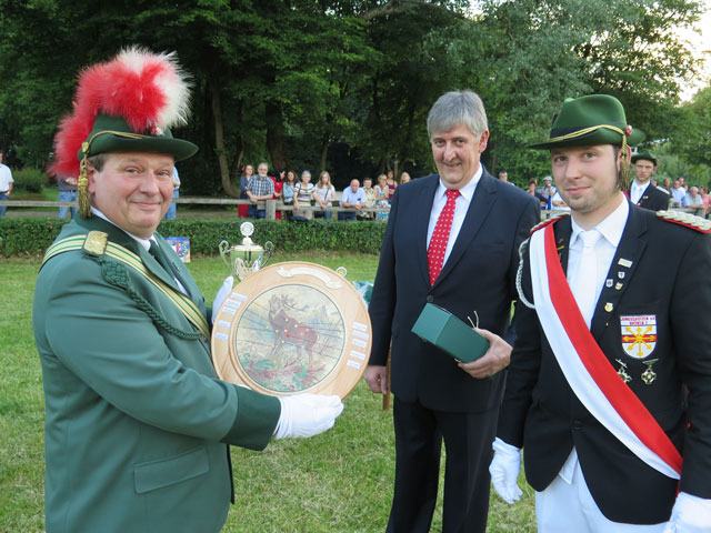 Der Dammer Schützenpräsident Heinz-Wilhelm Schult (l.) gewann die Ehrenscheieb der Präsidenten und Ehrengäste. Foto: Helmut Scheffler
