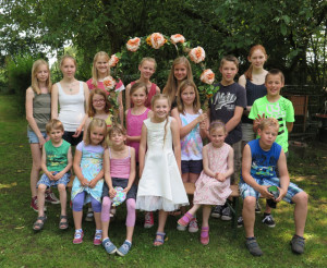 Nane Endrikat (unter dem Blumen-Bogen) ist neue Uefter Pingstebrut. Foto Scheffler