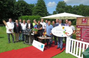 Winfried und Oliver Wirtz (2.u.3.v.l.) freuen sich auch in diesem Jahr über die Unterstützung durch die Gastronomiebetriebe und durch Sponsoren. Foto Scheffler
