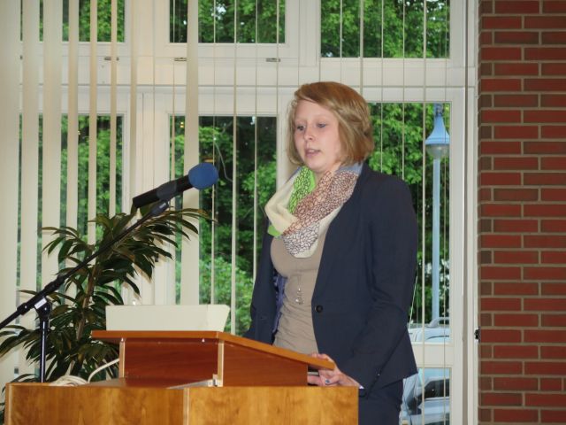 Die 19-jährige Schülersprecherin und taufrische Abiturientin Lena Großblotekamp unterhielt die Gäste mit einer kurzweiligen Ansprache. Foto Scheffler