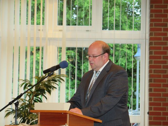 Schulpflegschaftsvorsitzender Thorsten Lenuck versicherte, dass die Schule die Erwartungen und Wünsche der Eltern übertroffen habe. Foto: Scheffler