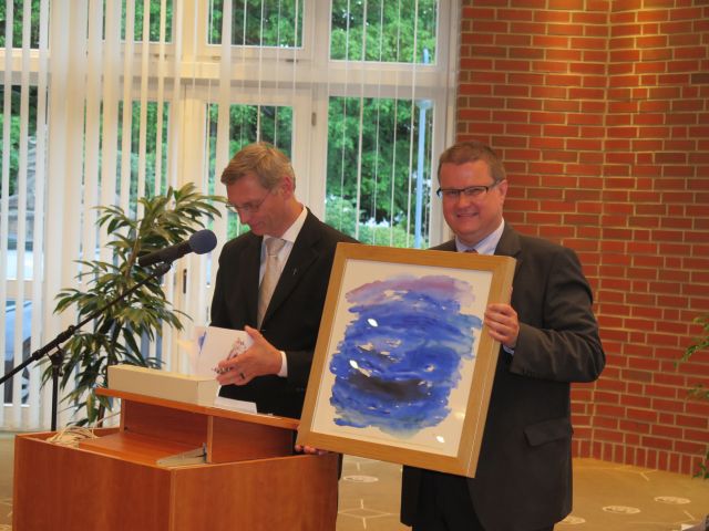 Pastor Klaus Honermann (l.) überreichte dem Schulleiter Norbert Hohmann (r.) ein Bild. Foto Scheffler
