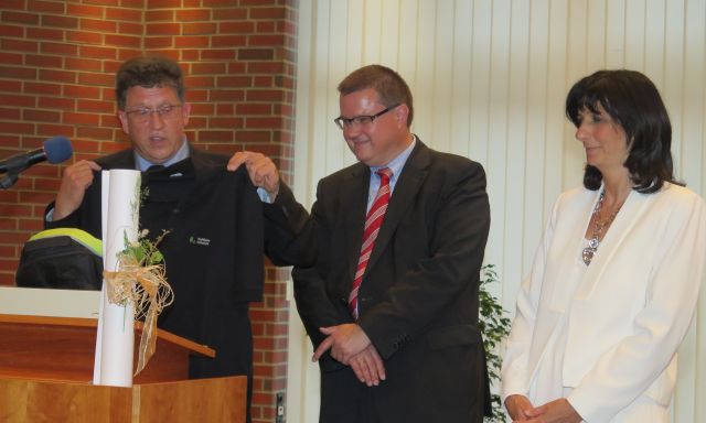 Professor Dr. Michael Brodmann (l.) , der Vizekanzler der Westfälischen Hochschule in Gelsenkirchen, gratulierte zum Schuljubiläum. Foto Scheffler