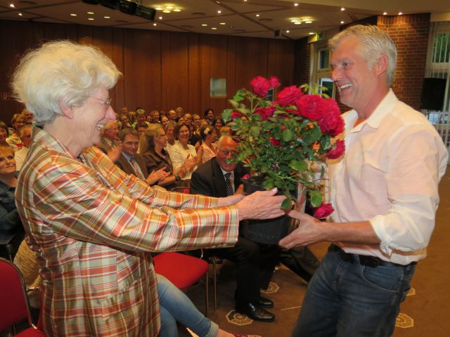 Stef van Holst bedankte sich bei Gitta Müller dafür, dass sie ihrem Mann, dem ersten Schulleiter Klaus Müller, empfohlen hatte, vor 20 Jahren eine Partnerschaft mit der niederländischen Schule zu beginnen. Foto Scheffler