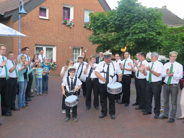 Brichter Tambouristen kündigen jetzt an jedem Sonntag das Altschermbecker Schützenfest an. Foto Scheffler
