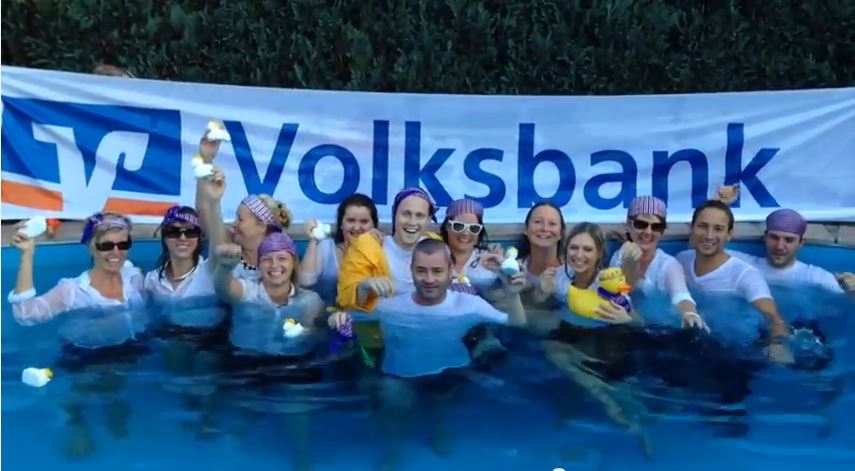 SChermbecker Volksbank genießt Bankgeschäfte im Pool bei der Cold Water Challenge 2014